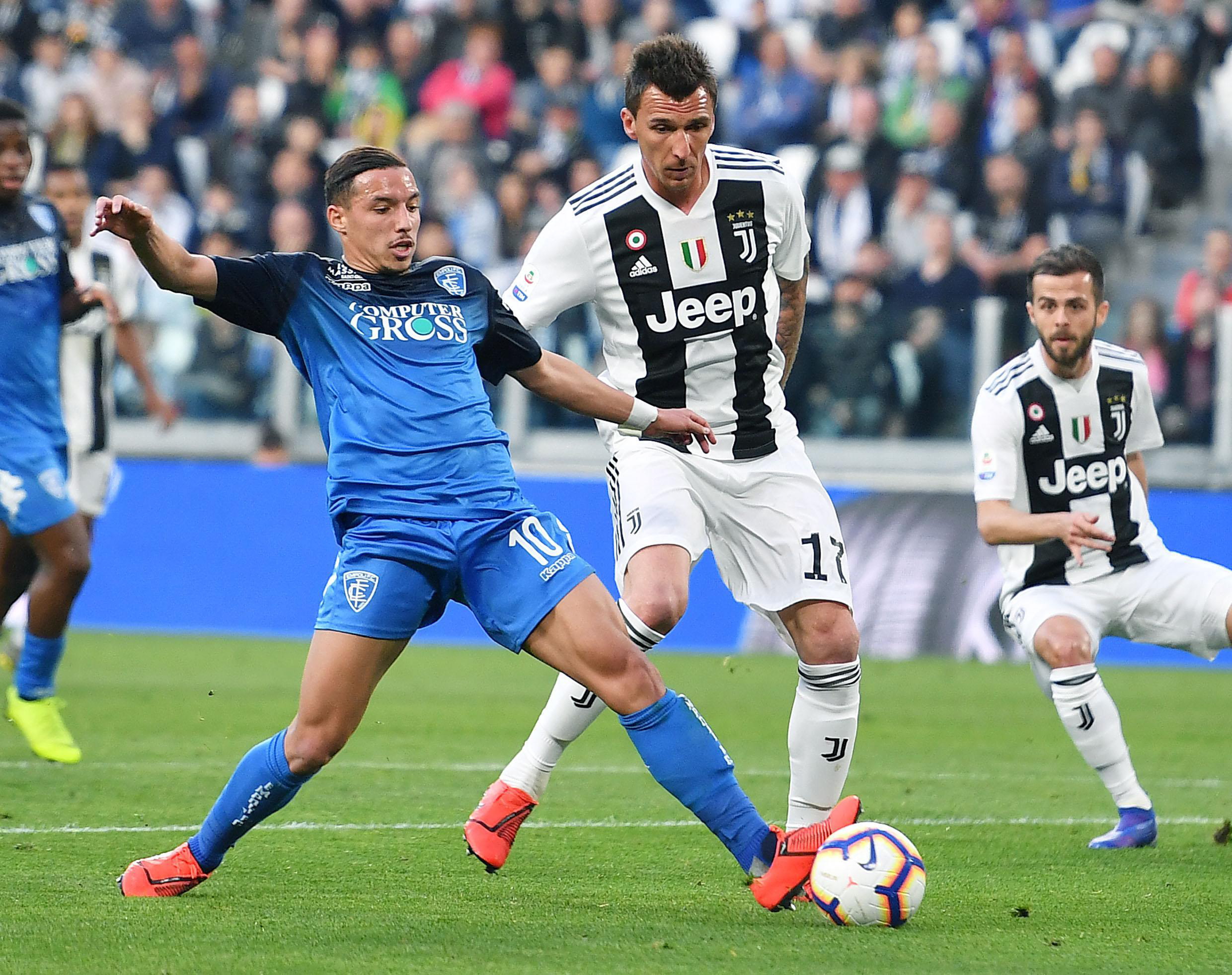 港队主场战新加坡，新加坡球员伤退时担架工作人员忍不住庆祝