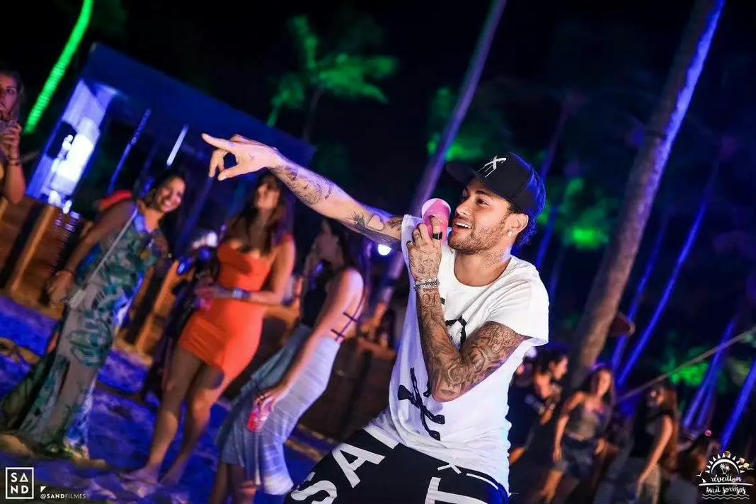 感谢俱乐部，U16国少球员身穿各自俱乐部训练服拍摄全家福