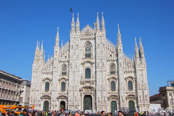 正随巴西在枪手基地训练，维尼修斯与多名阿森纳青训球员合影