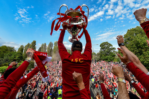 记者：汶马探赛后与海港助教约翰交换队服，两人曾在横滨合作