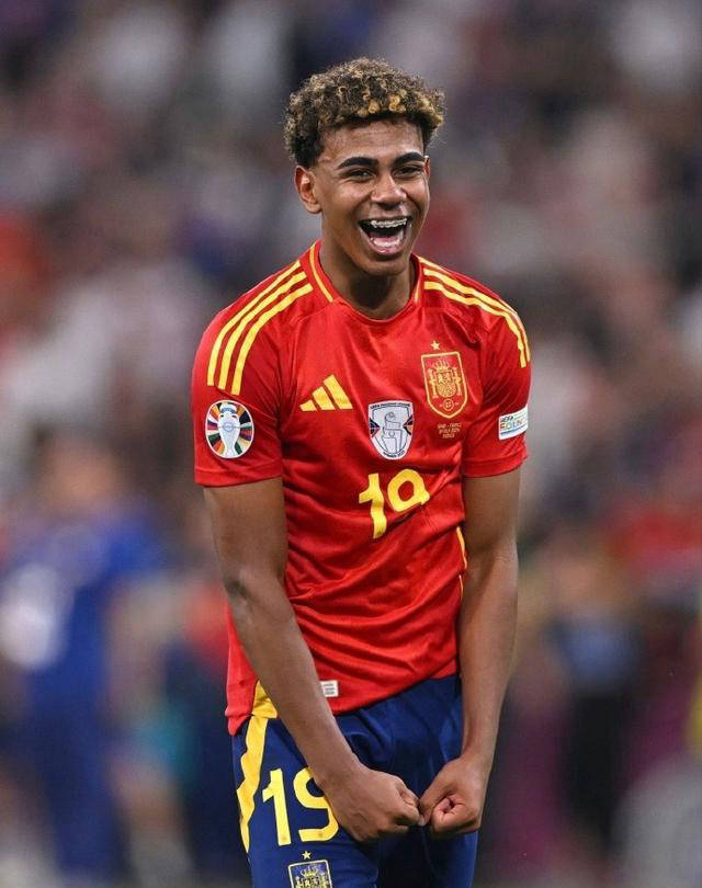 都体：尤文要求斯帕莱蒂遵守正装规定，比赛时不可以穿运动服