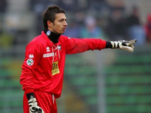 官方：切尔西签下19岁后卫哈托，转会费4418万欧签约至2032年