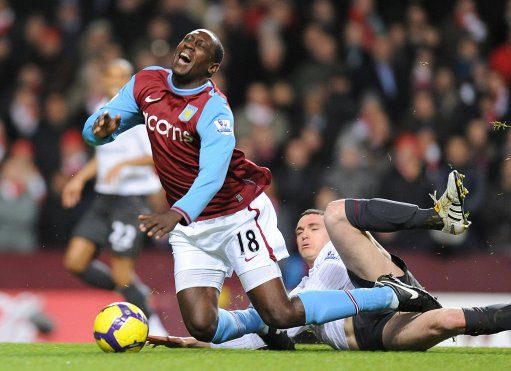 拜仁积极追求梅努，欲将其打造成欧冠核心，但曼联与意甲球队争夺，形势激烈。