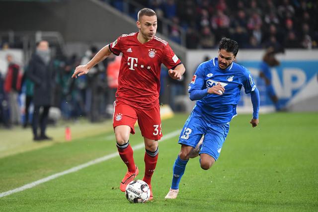 凯尔特人小球迷和远道而来的瑞士年轻人球迷互动