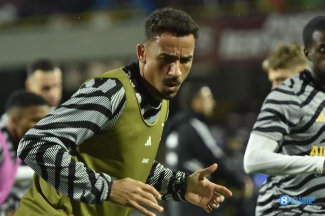 科曼称赞阿尔克马尔19岁中场斯密特：他身上的特质像佩德里